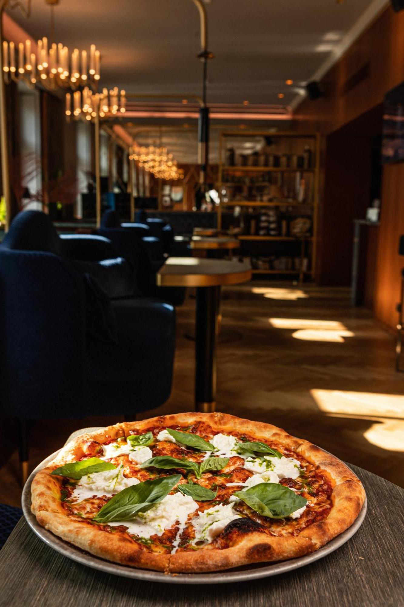 그랜드 포트 바이 세마라 호텔 리가 외부 사진 Pizza at the restaurant