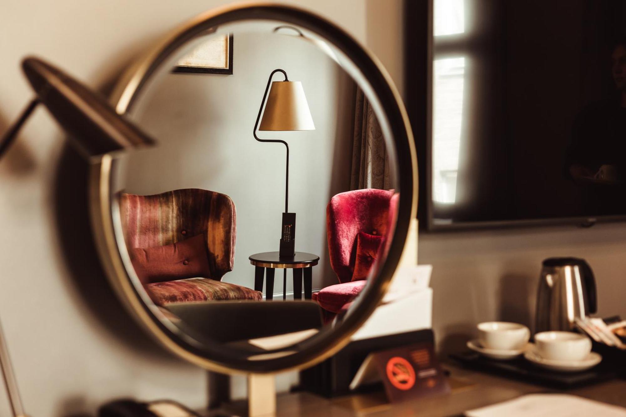 그랜드 포트 바이 세마라 호텔 리가 외부 사진 A convex mirror