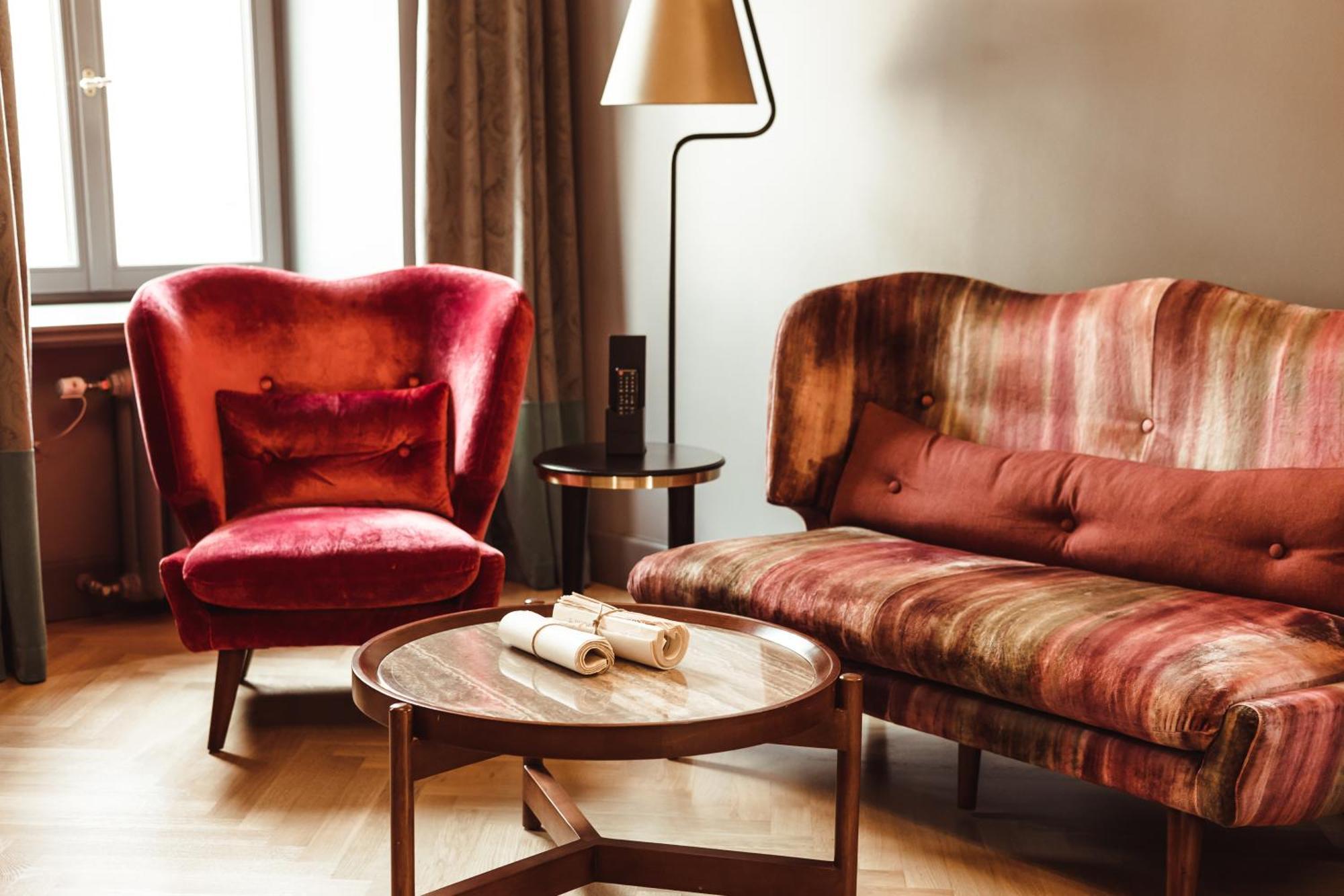 그랜드 포트 바이 세마라 호텔 리가 외부 사진 A sofa and armchair upholstered in velvet
